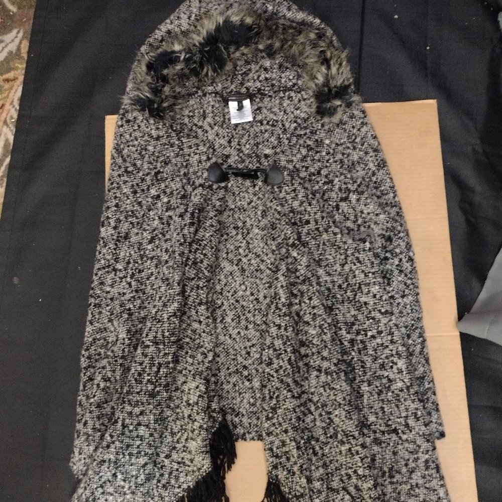 BCBGMAXAZRIA Black/Gray Asymmetrical Fur Hood Knit Cape Sz ( OS )